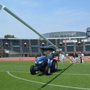 Articulated lifting system for rugby posts